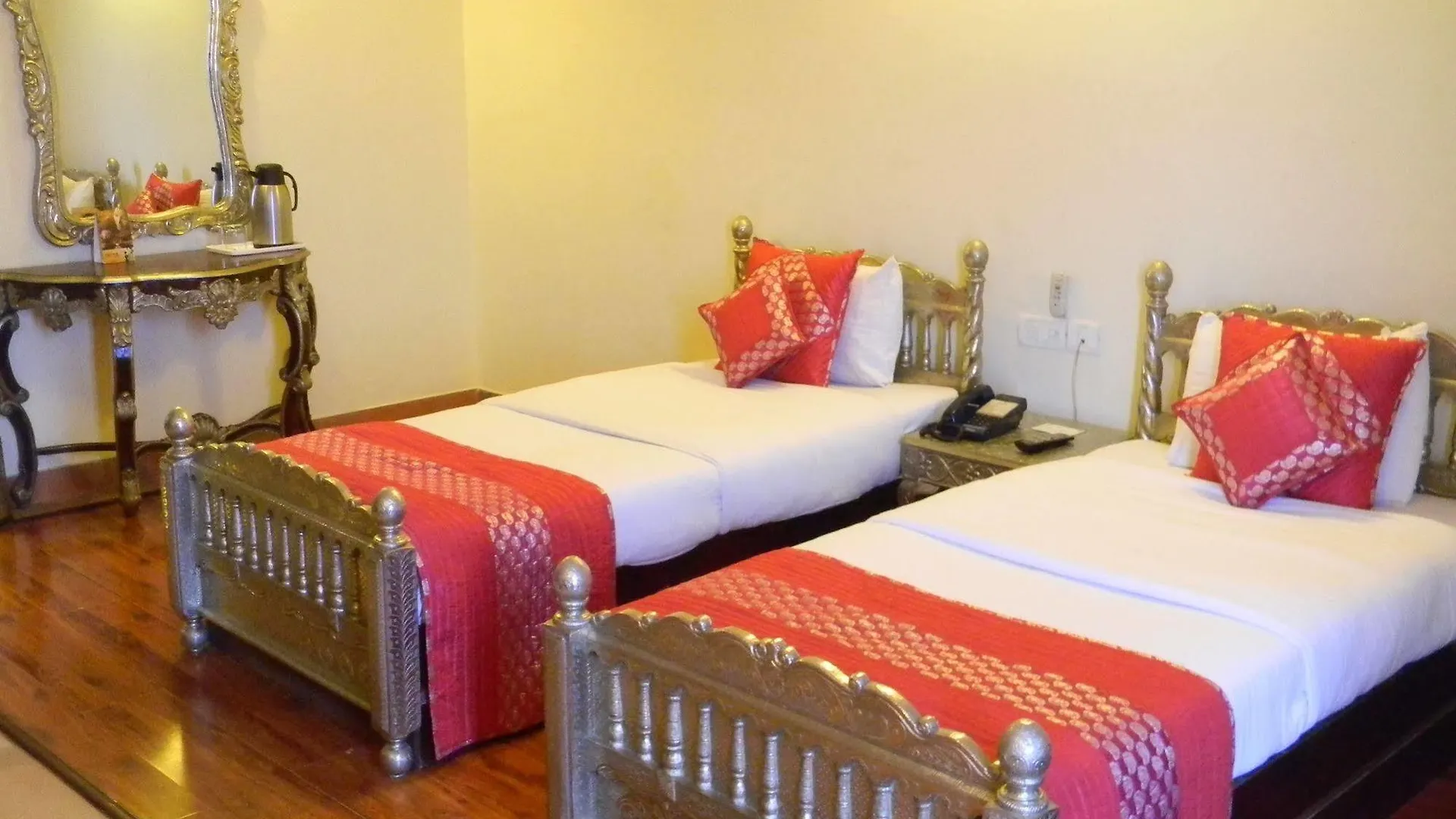Siris 18 Hotel Agra  3*, Agra (Uttar Pradesh)